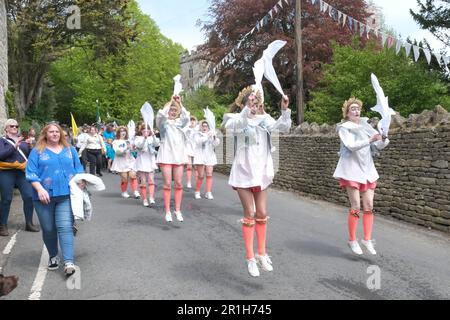 Randwick WAP, una tradizionale campagna primaverile dei villaggi del cotswold. Boss Morris sono in processione Foto Stock