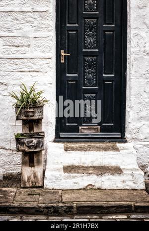 Fioriere in legno di driftwood all'esterno di una buca nel porto di pescatori senza tempo di Staithes, sulla costa del North Yorkshire. Foto Stock