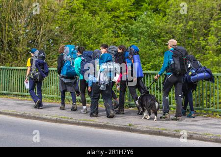 Chorley Lancashire, Regno Unito . 14 maggio 2023 Duca di Edimburgo campeggio, gruppi di tutte le ragazze su un'escursione orienteering in Lancashire. Le abilità richieste nel programma cvDofE sono fisica, Volontariato e spedizione, ponendo sfide personali e spingendo i confini personali. Credit; MediaWorldImages/AlamyLiveNews Foto Stock