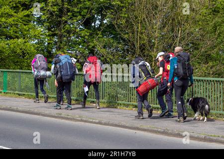 Chorley Lancashire, Regno Unito . 14 maggio 2023 Duca di Edimburgo campeggio, gruppi di tutte le ragazze su un'escursione orienteering in Lancashire. Le abilità richieste nel programma cvDofE sono fisica, Volontariato e spedizione, ponendo sfide personali e spingendo i confini personali. Credit; MediaWorldImages/AlamyLiveNews Foto Stock