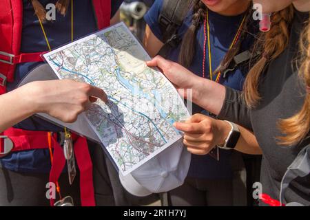 Chorley Lancashire, Regno Unito . 14 maggio 2023 Duca di Edimburgo campeggio, gruppi di tutte le ragazze su un'escursione orienteering in Lancashire. Le abilità richieste nel programma cvDofE sono fisica, Volontariato e spedizione, ponendo sfide personali e spingendo i confini personali. Credit; MediaWorldImages/AlamyLiveNews Foto Stock