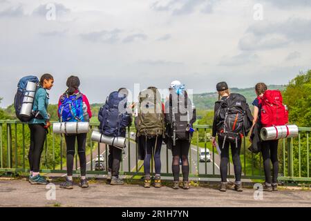 Chorley Lancashire, Regno Unito . 14 maggio 2023 Duca di Edimburgo campeggio, gruppi di tutte le ragazze su un'escursione orienteering in Lancashire. Le abilità richieste nel programma cvDofE sono fisica, Volontariato e spedizione, ponendo sfide personali e spingendo i confini personali. Credit; MediaWorldImages/AlamyLiveNews Foto Stock