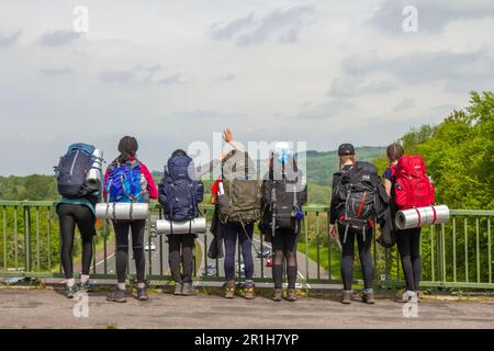 Duke of Edinburgh Team Chorley, Lancashire, Regno Unito. Escursioni orientative con gruppi di ragazze nel Lancashire e nel campeggio Duke of Edinburgh. Per il programma cvDofE sono necessarie competenze fisiche, di volontariato e di spedizione, nonché la capacità di impostare e spingere i propri limiti personali. Foto Stock