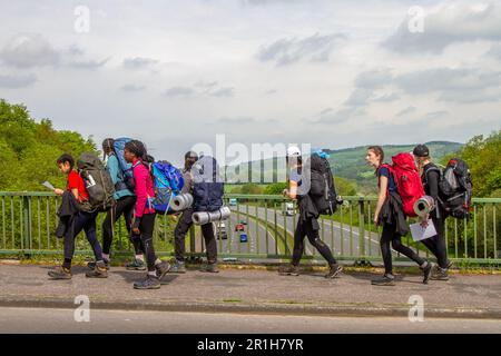 Chorley Lancashire, Regno Unito . 14 maggio 2023 Duca di Edimburgo campeggio, gruppi di tutte le ragazze su un'escursione orienteering in Lancashire. Le abilità richieste nel programma cvDofE sono fisica, Volontariato e spedizione, ponendo sfide personali e spingendo i confini personali. Credit; MediaWorldImages/AlamyLiveNews Foto Stock