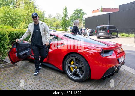 Maasmechelen, Belgio. 14th maggio, 2023. Il giocatore belga di snooker Luca Brecel arriva con la sua nuova Ferrari 488 in vista di una conferenza stampa sul titolo di campione del mondo di snooker Luca Brecel a Maasmechelen, domenica 14 maggio 2023. Luca Brecel si è incoronato campione mondiale di snooker per la prima volta nella sua carriera all'inizio di maggio al Crucible Theatre di Sheffield. In finale, il 28-anno Limburger ha vinto 18-15 su Englishman Mark Selby. Credit: Belga News Agency/Alamy Live News Foto Stock