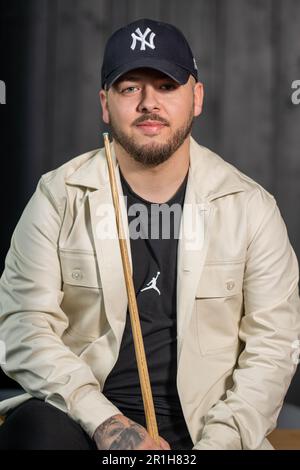 Maasmechelen, Belgio. 14th maggio, 2023. Il giocatore belga Luca Brecel si pone per il fotografo in una conferenza stampa sul titolo di campione del mondo di Snooker Luca Brecel a Maasmechelen, domenica 14 maggio 2023. Luca Brecel si è incoronato campione mondiale di snooker per la prima volta nella sua carriera all'inizio di maggio al Crucible Theatre di Sheffield. In finale, il 28-anno Limburger ha vinto 18-15 su Englishman Mark Selby. Brecel è il primo uomo belga a vincere il titolo di campione del mondo in snooker. Credit: Belga News Agency/Alamy Live News Foto Stock