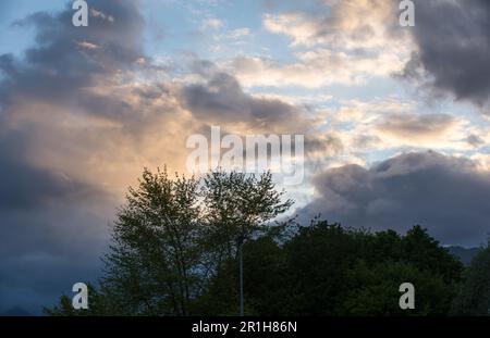 un tramonto con nuvole colorate di arancione nelle dolomiti Foto Stock