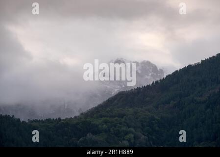 un tramonto con nuvole colorate di arancione nelle dolomiti Foto Stock