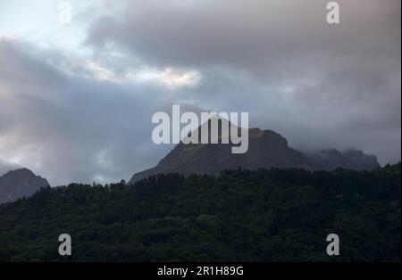 un tramonto con nuvole colorate di arancione nelle dolomiti Foto Stock