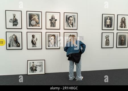 Londra Regno Unito. 14 maggio 2023. Una vista dei visitatori opere di Jan C. Schlegel, Essence, Echo belle arti galleria. L'ottava edizione di Photo London al Somerset House London presenta 126 importanti gallerie ed editori internazionali che mostrano e vendono lavori di fotografi con mostre e colloqui curati. Foto Londra parte dal 11-14 maggio. Credit: amer Ghazzal/Alamy Live News Foto Stock