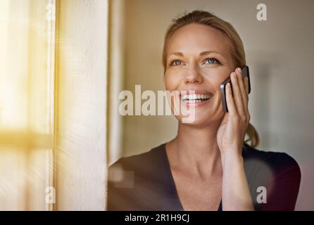 Felice youve ha deciso di investire con noi. una donna d'affari che effettua una chiamata nel suo ufficio. Foto Stock