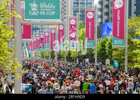 Londra, Regno Unito. 14th maggio, 2023. I tifosi si sono diretti a Wembley durante la partita della fa Cup femminile al Wembley Stadium, Londra. Il credito dell'immagine dovrebbe essere: Gary Oakley/Sportimage Credit: Sportimage Ltd/Alamy Live News Foto Stock