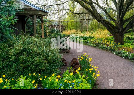 Gazebo con vista sul laghetto inferiore a RHS Hyde Hall. Foto Stock