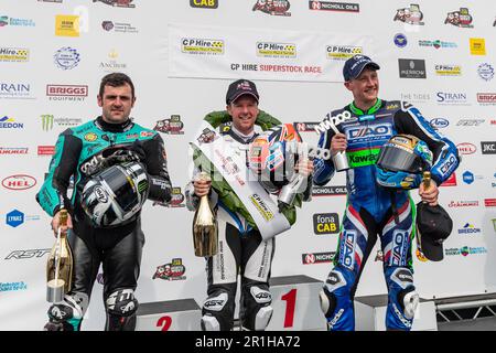 Portstewart, Regno Unito. 13th maggio, 2023. Alastair Seeley Riding a BMW - Synetic ha vinto la gara di classe CP Hire Superstock al Northwest 200. Posizioni 1st. Alastair Seeley. 2nd Michael Dunlop. 3rd Dean Harrison Credit: Bonzo/Alamy Live News Foto Stock