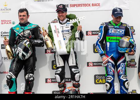 Portstewart, Regno Unito. 13th maggio, 2023. Alastair Seeley Riding a BMW - Synetic ha vinto la gara di classe CP Hire Superstock al Northwest 200. Posizioni 1st. Alastair Seeley. 2nd Michael Dunlop. 3rd Dean Harrison Credit: Bonzo/Alamy Live News Foto Stock