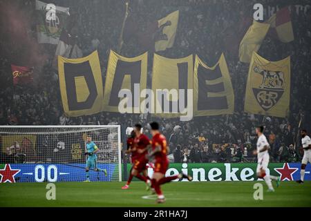 Roma, Italia. 11th maggio, 2023. COME tifosi Rom durante la partita della UEFA Europa League tra AS Roma e Bayer Leverkusen allo Stadio Olimpico il 11 maggio 2023 a Roma. (Credit Image: © Gennaro Masi/Pacific Press via ZUMA Press Wire) SOLO PER USO EDITORIALE! Non per USO commerciale! Foto Stock