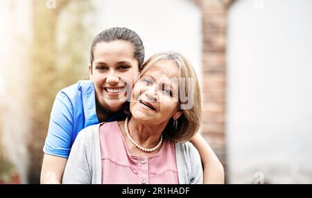 Ceneri come una madre per me. Ritratto di un paziente anziano all'esterno con l'operatore sanitario. Foto Stock