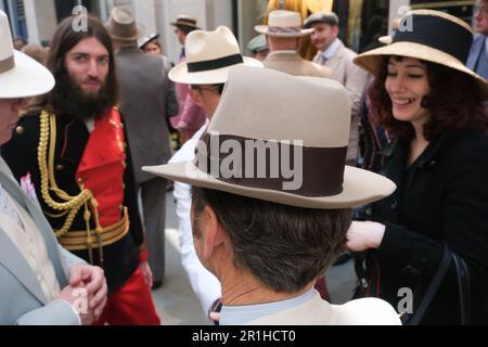 Jermyn Street, Londra, Regno Unito. 14th maggio 2023. Il terzo Grand Flaneur Walk nel centro di Londra. Credit: Matthew Chattle/Alamy Live News Foto Stock