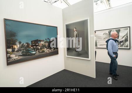 Londra Regno Unito. 14 maggio 2023 opere alla fiera di Photo London alla Somerset House l'ottava edizione di Photo London presenta 126 gallerie ed editori internazionali leader che espongono e vendono opere di fotografi con mostre e colloqui curati. Foto Londra parte dal 11-14 maggio. Credit: amer Ghazzal/Alamy Live News Foto Stock