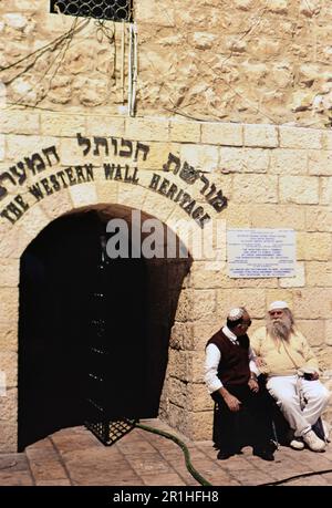 Israele: Due uomini siedono vicino al Muro del Pianto, vicino all'ultimo residuo del tempio originale. Foto di Joan Iaconetti ca. 1995 Foto Stock