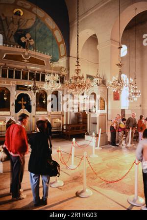 Giordania: S. George's Church nella città di Madaba; la mappa più antica della zona è in piastrelle a mosaico nel pavimento. Foto di Joan Iaconetti ca. 1995 Foto Stock