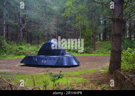 La replica ufo al sito di sbarco della foresta di Rendlesham. Foto Stock