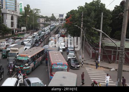 Crisi energetiche dhaka 14May dhaka bangladesh. A causa della carenza di gas, lunghe code di veicoli durante il cng, stazione di rifornimento. Come un traffico di traffico di ruselt congestione i Foto Stock