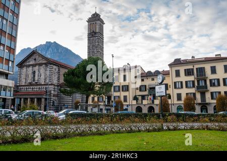 Santuario nostra Signora della Vittoria in stile neo-romanico a Lecco sul Lago di Como, nell'Italia settentrionale. Foto Stock