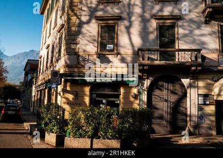 Elegante porta e balcone a Lecco sul Lago di Como nell'Italia settentrionale. Foto Stock