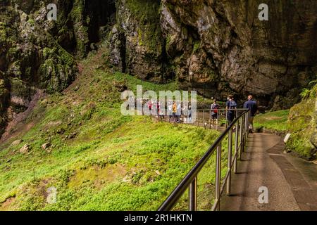 MACOCHA, REPUBBLICA CECA - 6 SETTEMBRE 2021: I turisti visitano l'abisso di Macocha nella regione del Carso Moravo, Repubblica Ceca Foto Stock