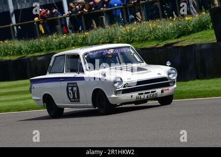 Mike Gardiner, Josh Cook, Ford Lotus Cortina Mk1, Jim Clark Trophy, a quarantacinque minuti, due piloti gareggia solo per l'iconica auto da corsa della metà dei sei Foto Stock