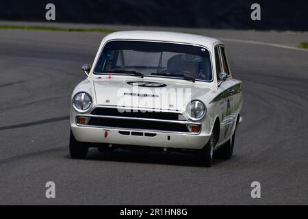 Niall McFadden, Jochen Mass, Ford Lotus Cortina Mk1, Jim Clark Trophy, a quarantacinque minuti, due piloti gareggia solo per l'iconica auto da corsa del MID Foto Stock