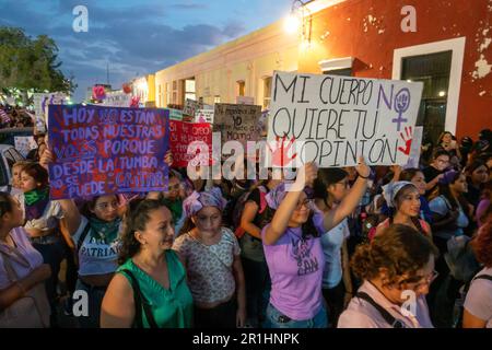 Donne che marciano nel centro di Merida Yucatan Messico per la giornata internazionale della donna 8 marzo 2023 Foto Stock