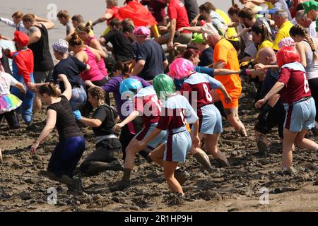 Maldon, Essex, Regno Unito. 14th maggio, 2023. Maldon Mud Race, Maldon, Essex UK. Maldon Mud Race 2023 Credit: David Johnson/Alamy Live News Foto Stock