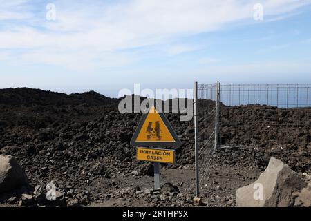 Un cartello giallo di avvertimento 'gas di attenzione Vulcano' nella lava di la Palma Foto Stock