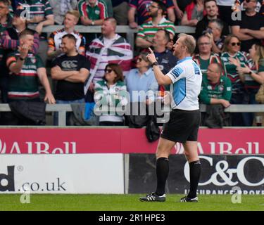 L'arbitro Wayne Barnes consulta il TMO su un alto Tackle di Dan Cole #3 di Leicester Tigers (non mostrato) durante il Gallagher Premiership Play-off Semifinale sale Sharks vs Leicester Tigers all'AJ Bell Stadium, Eccles, Regno Unito, 14th maggio 2023 (Foto di Steve Flynn/News Images) Foto Stock