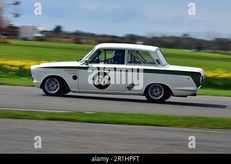 Niall McFadden, Jochen Mass, Ford Lotus Cortina Mk1, Jim Clark Trophy, a quarantacinque minuti, due piloti gareggia solo per l'iconica auto da corsa del MID Foto Stock