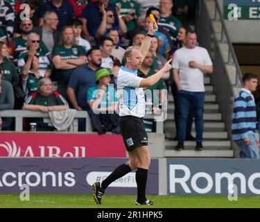 Eccles, Regno Unito. 14th maggio, 2023. L'arbitro Wayne Barnes mostra un cartellino giallo per un'alta sfida a Dan Cole #3 di Leicester Tigers (non mostrato) durante il Gallagher Premiership Play-off Semifinale sale Sharks vs Leicester Tigers all'AJ Bell Stadium, Eccles, Regno Unito, 14th maggio 2023 (Foto di Steve Flynn/News Images) in Eccles, Regno Unito il 5/14/2023. (Foto di Steve Flynn/News Images/Sipa USA) Credit: Sipa USA/Alamy Live News Foto Stock