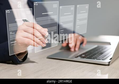 Concetto di firma elettronica. Donna che lavora su un computer portatile al tavolo al chiuso, in primo piano Foto Stock