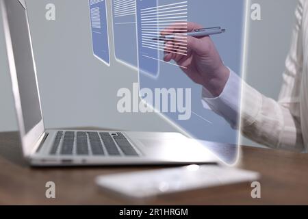 Concetto di firma elettronica. Donna che lavora su un computer portatile al tavolo al chiuso, in primo piano Foto Stock