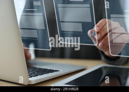 Concetto di firma elettronica. Donna che lavora su un computer portatile al tavolo al chiuso, in primo piano Foto Stock