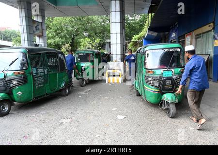 Dhaka, Bangladesh. 14th maggio, 2023. I conducenti di veicoli fanno la fila per riempire i loro veicoli con gas naturale compresso (CNG) presso una stazione di gas metano durante la crisi di gas a Dhaka, Bangladesh, il 14 maggio 2023 Credit: Mamunur Rashid/Alamy Live News Foto Stock