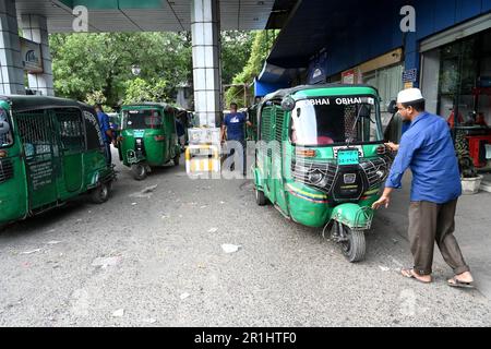 Dhaka, Bangladesh. 14th maggio, 2023. I conducenti di veicoli fanno la fila per riempire i loro veicoli con gas naturale compresso (CNG) presso una stazione di gas metano durante la crisi di gas a Dhaka, Bangladesh, il 14 maggio 2023 Credit: Mamunur Rashid/Alamy Live News Foto Stock