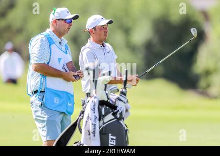 13 maggio 2023: Doug Ghim confessa con il suo caddie durante il terzo round del torneo DI golf AT&T Byron Nelson al TPC Craig Ranch di McKinney, Texas. Grigio Siegel/CSM Foto Stock