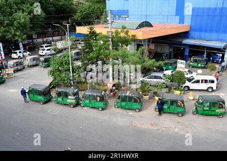 Dhaka, Bangladesh. 14th maggio, 2023. I conducenti di veicoli fanno la fila per riempire i loro veicoli con gas naturale compresso (CNG) presso una stazione di gas metano durante la crisi di gas a Dhaka, Bangladesh, il 14 maggio 2023 Credit: Mamunur Rashid/Alamy Live News Foto Stock