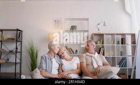 Famiglia cura figlia triste godendo il tempo insieme Foto Stock