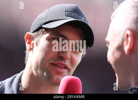 Londra, Regno Unito. 14th maggio, 2023. L'attore Phil Dunster che interpreta il personaggio Jamie Tartt nella serie TV di Apple Ted lasso viene intervistato a metà tempo durante la partita della Premier League al GTECH Community Stadium, Londra. Il credito dell'immagine dovrebbe essere: Paul Terry/Sportimage Credit: Sportimage Ltd/Alamy Live News Foto Stock