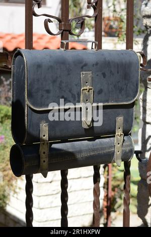 Cassetta per lettere in metallo nero su recinzione all'aperto Foto Stock