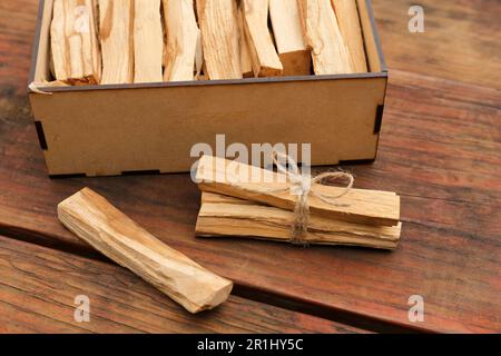 Palo Santo (legno santo) bastoni su tavola di legno Foto Stock