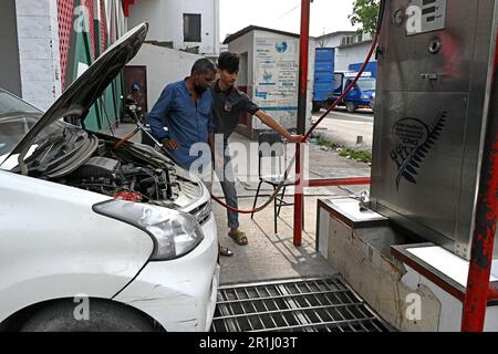 Dhaka, Bangladesh. 14th maggio, 2023. I conducenti di veicoli a ricaricare i loro veicoli con gas naturale compresso (CNG) in una stazione CNG durante la crisi del gas a Dhaka, Bangladesh, il 14 maggio 2023 Credit: Mamunur Rashid/Alamy Live News Foto Stock